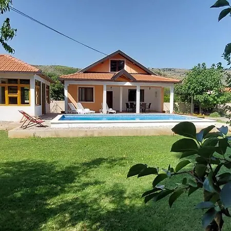 Vila Hlad Holiday home *